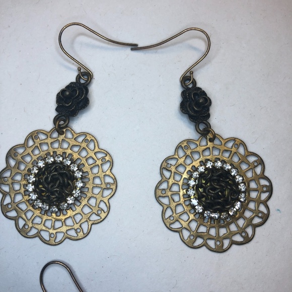 Set of 2 Floral Earrings - Picture 2 of 5